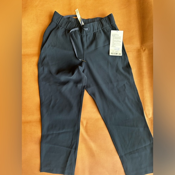 Lululemon On The Fly Crop *Woven 23" True Navy  - size 4 - Picture 6 of 10
